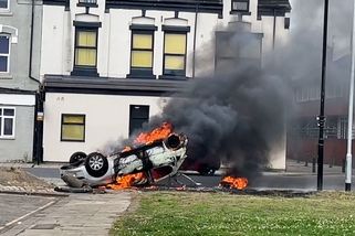 Jste bílý Angličan? Můžete jet dál, lustrovali výtržníci řidiče v Middlesbroughu - Novinky